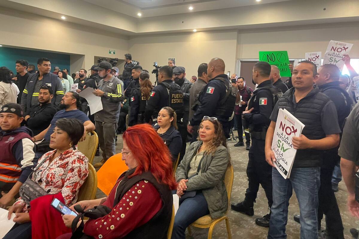 Irrumpen manifestantes en la ‘Mañanera’ de la Gobernadora en Rosarito