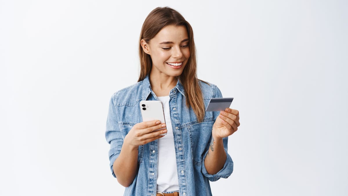 El uso masivo de apps bancarias por el 70% de los jóvenes en México acelera el endeudamiento temprano y daña sus historiales crediticios debido a la falta de percepción física del dinero digital