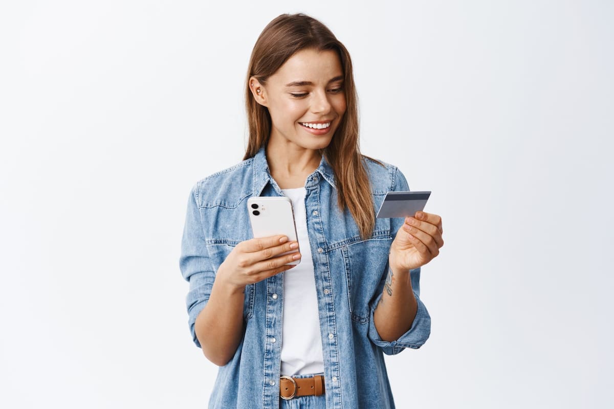 El uso masivo de apps bancarias por el 70% de los jóvenes en México acelera el endeudamiento temprano y daña sus historiales crediticios debido a la falta de percepción física del dinero digital
