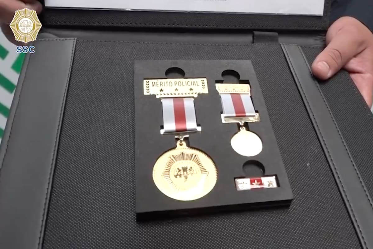 Policía de la CDMX recibe medalla por regresar mochila con 30 mil pesos en efectivo