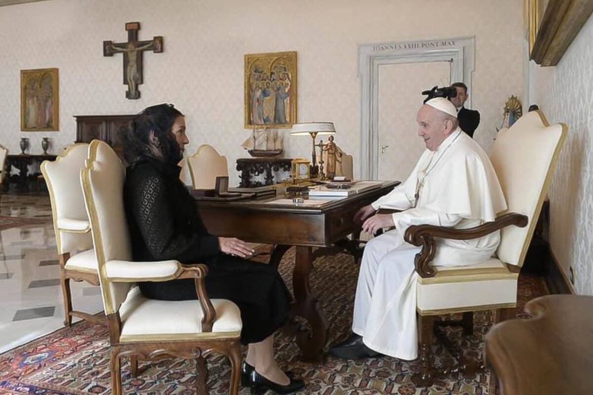 Gutiérrez Müller se reúne con el Papa Francisco y le entrega carta de AMLO