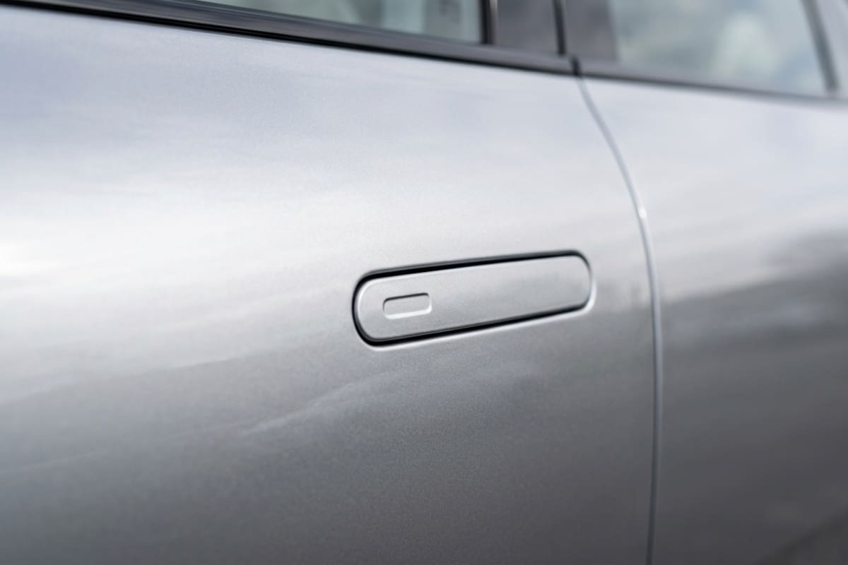 China propone prohibir las manijas ocultas de los autos y las pantallas plegables por riesgos de seguridad, además de exigir más pruebas antes de permitir que los fabricantes vendan nuevos modelos