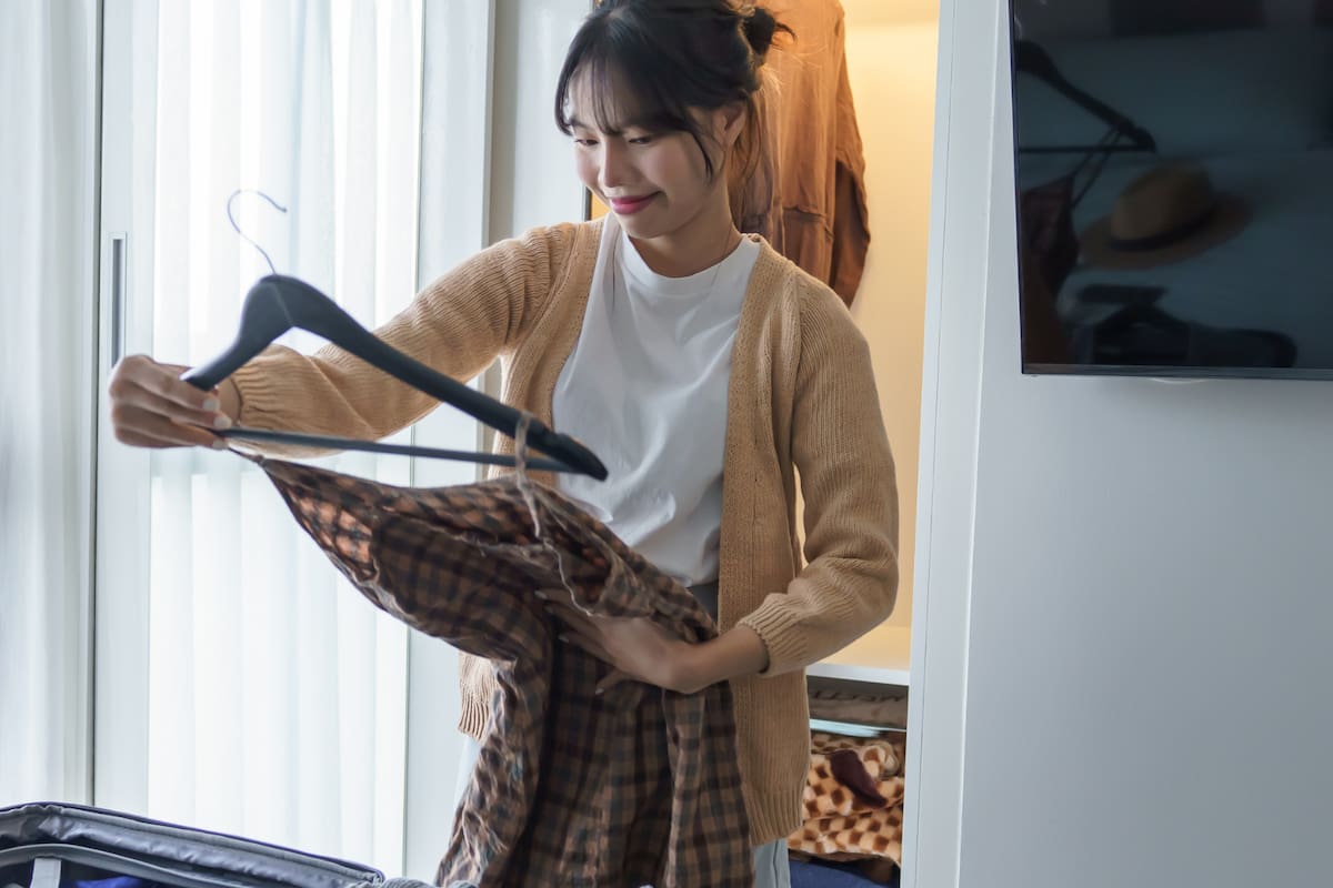 Tres prendas que arruinan tu estilo y debes sacar de tu armario, según una experta