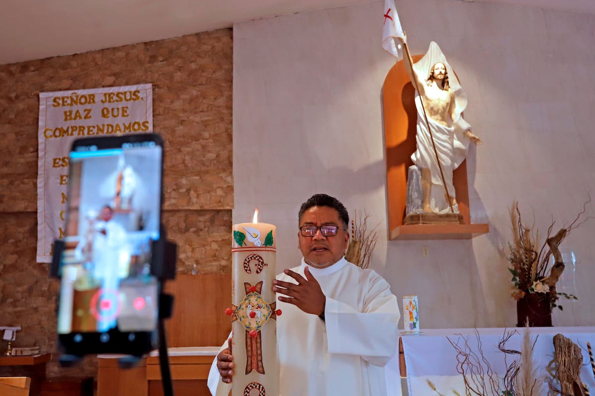 Ezequiel Padilla, más conocido como el Padre Cheke, transmite, el 23 de abril de 2021, en el estado de Puebla (México). EFE/ Hilda Ríos