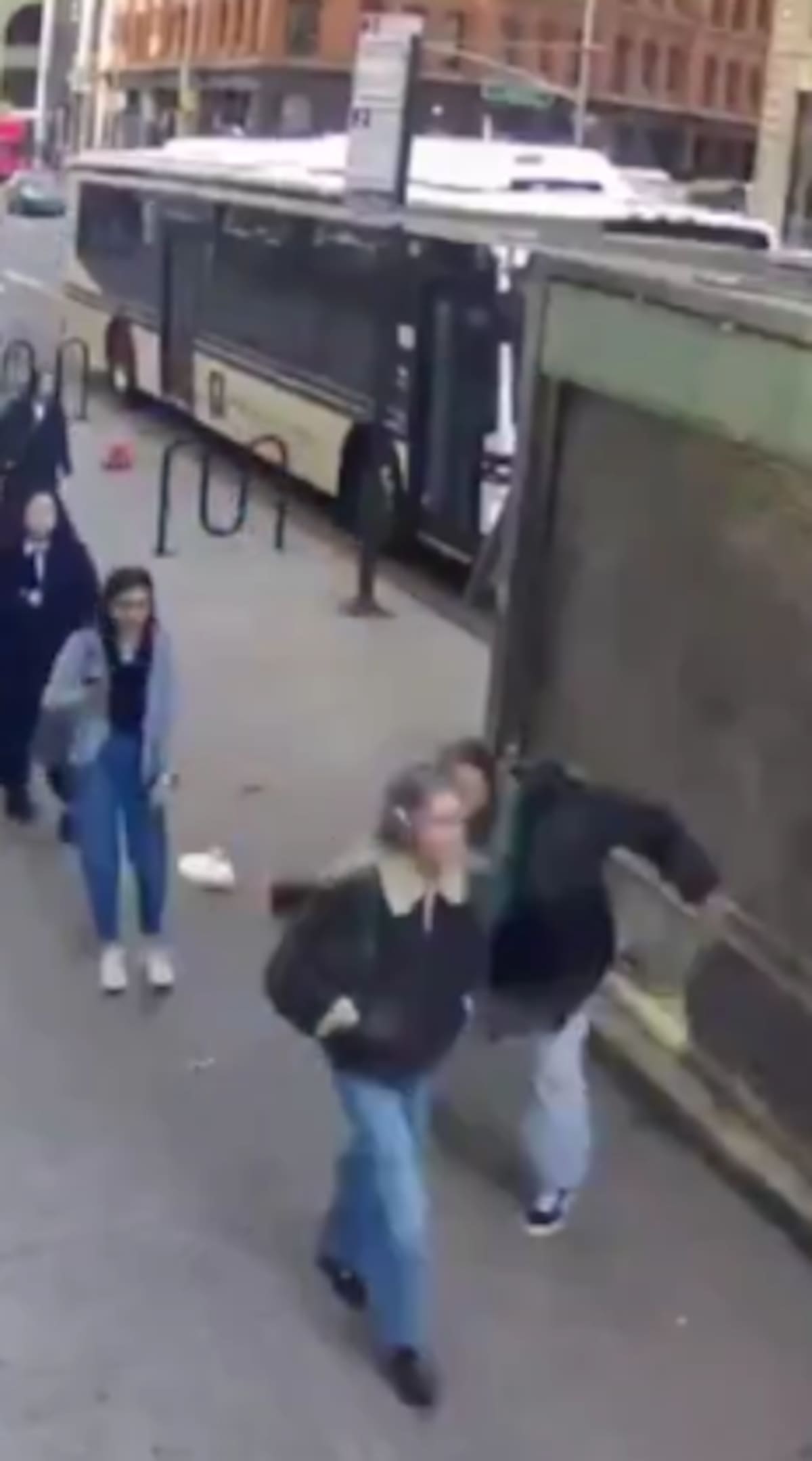 Una alumna de la Universidad de Nueva York (NYU) fue atacada la mañana del lunes mientras se dirigía a sus clases en la zona de Greenwich Village, en Manhattan. (Captura de pantalla)