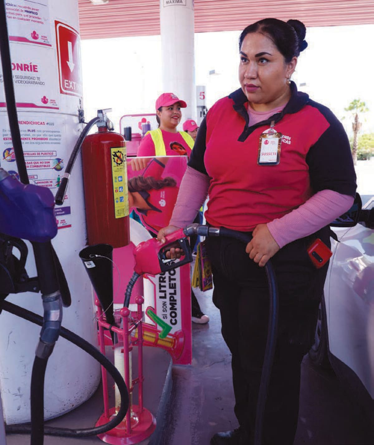 Los clientes de dos gasolineras tuvieron la
oportunidad de checar que los litros sí son completos.