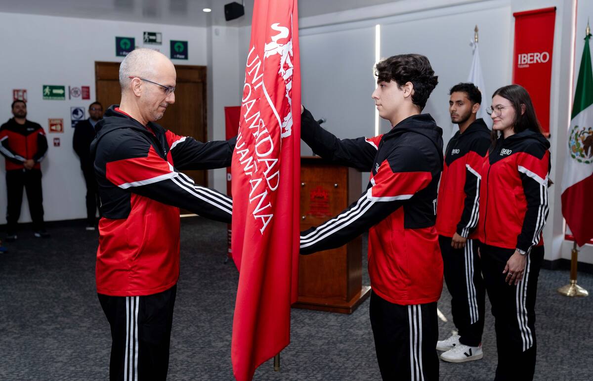 El director general de la IBERO Tijuana felicitó a las y los jóvenes deportivas por su compromiso.