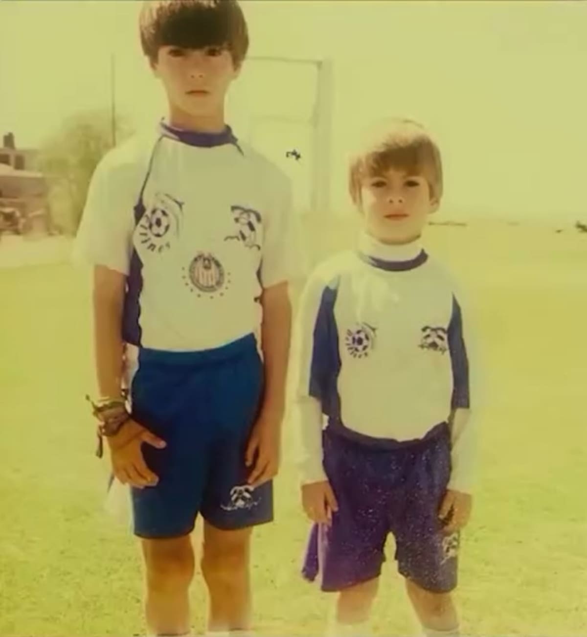 Armando junto a uno de sus hermanos que porta el escudo del Guadalajara en el centro de su playera. (Foto: Captura de pantalla)