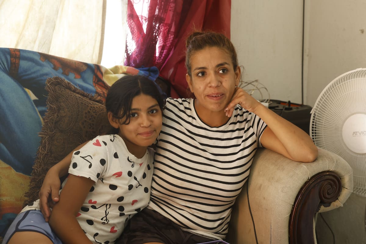 María del Carmen Robles, quien perdió a su hijo por Rickettsia, junto a su hija Jimena Guadalupe, quien también padeció la enfermedad, aunque no tuvo secuelas. FOTO: TEODORO BORBÓN