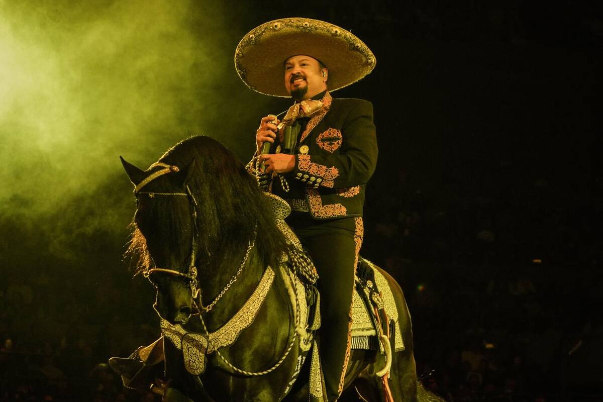 Pepe Aguilar recuerda a Vicente Fernández en concierto presencial