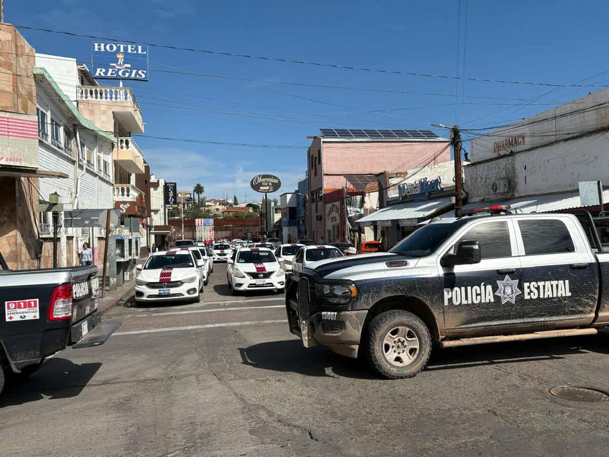 Protestan taxistas en Nogales.