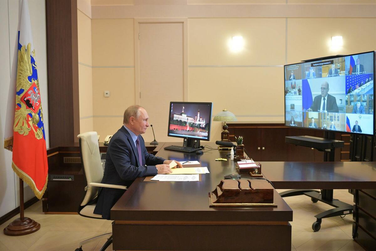 Vladimir Putin se autoaislará tras convivir con personas positivas a Covid-19