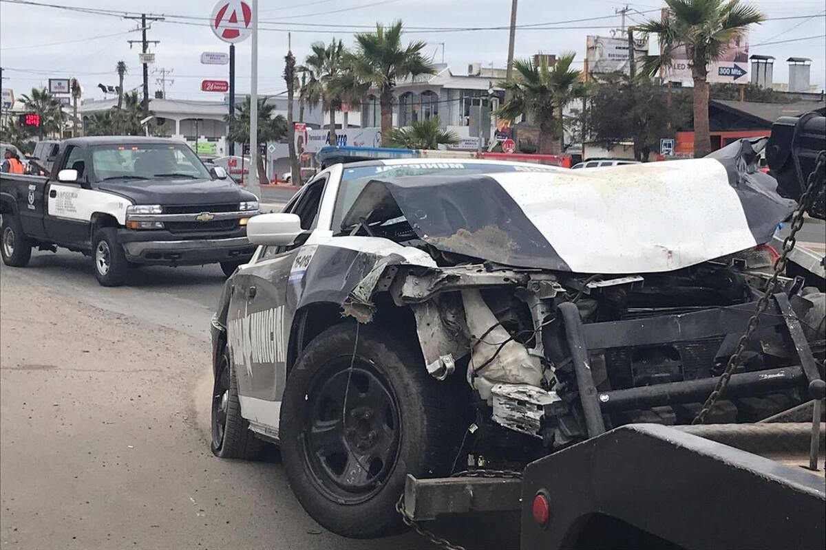Patrulla provoca choque con dos autos en Rosarito