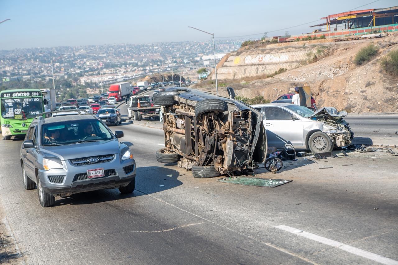 Una camioneta brincó el camellón e invadió el carril contrario en la vialidad El Florido–Zona Río. Foto: Border Zoom