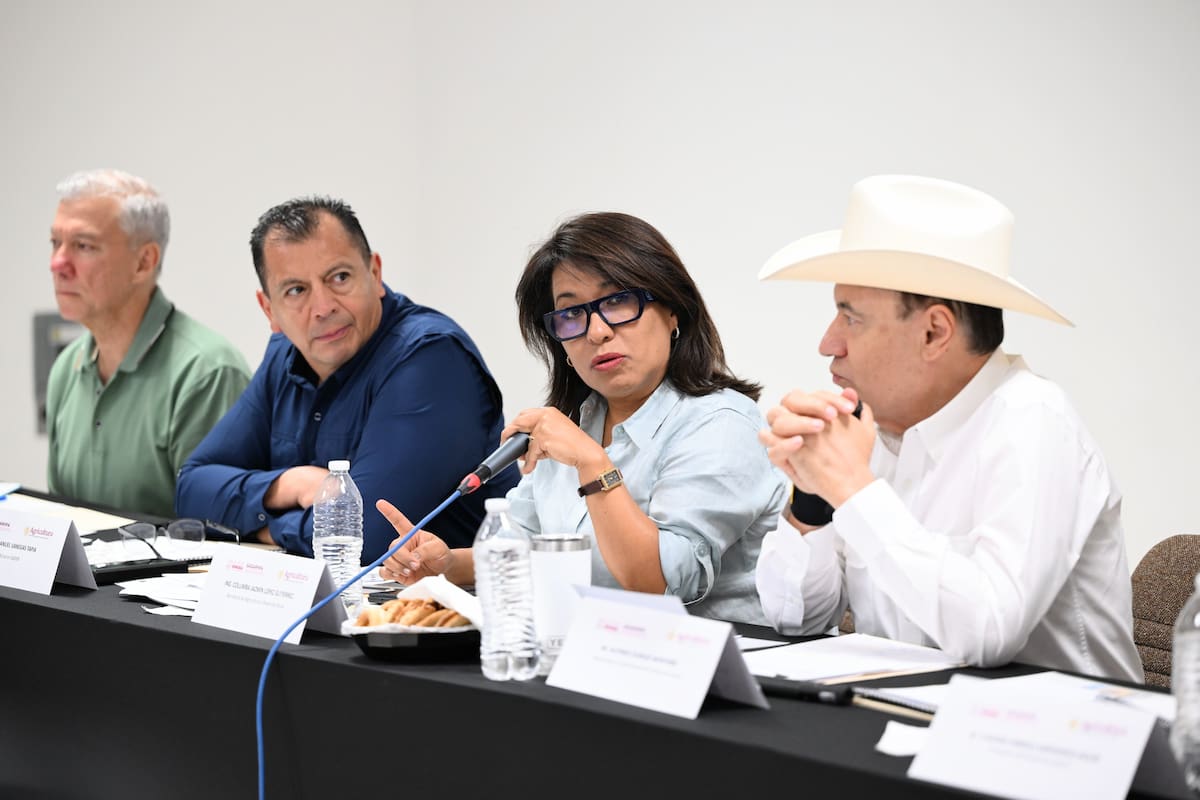 Durazo y la secretaria Columba López Gutiérrez encabezaron la reunión con productores para revisar apoyos, financiamiento y reconversión de cultivos.
