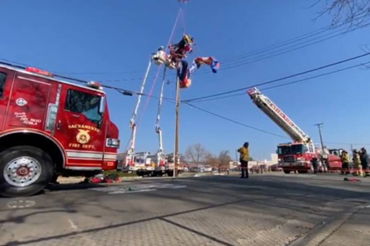 VIDEO: Trineo de "Santa Claus" se enreda entre cables de luz en California