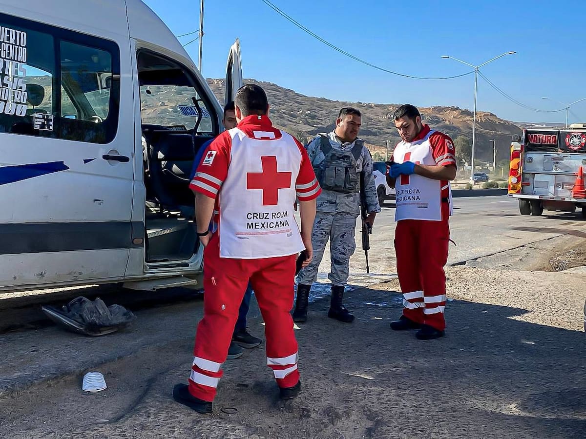 Cuatro personas, entre ellas dos menores, resultaron lesionadas en un choque entre camión y auto sobre el bulevar 2000. Foto: Border Zoom
