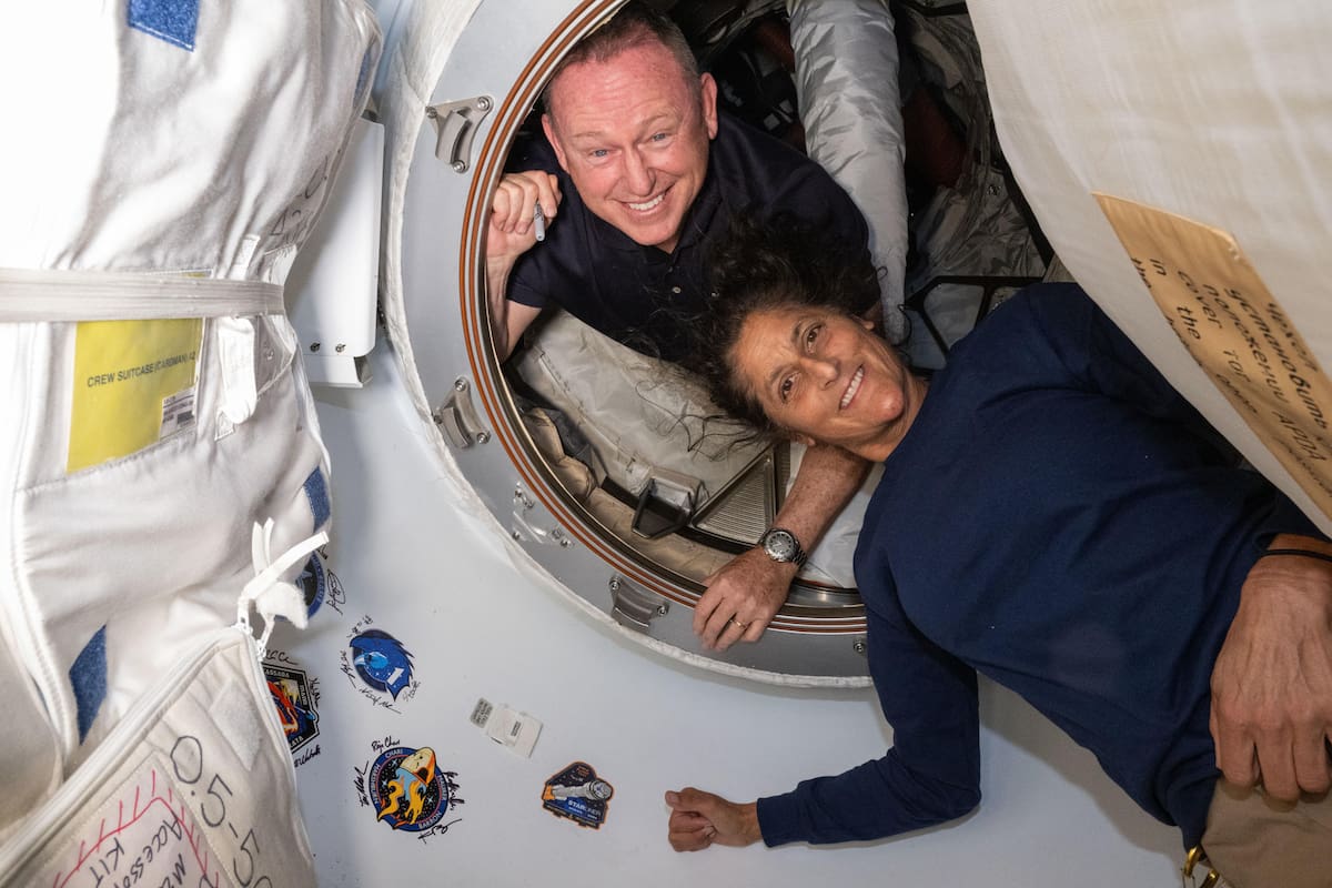 Los astronautas Barry 'Butch' Wilmore y Sunita 'Suni' Williams mientras posan para una foto el 13 de junio de 2024. Foto: EFE/NASA