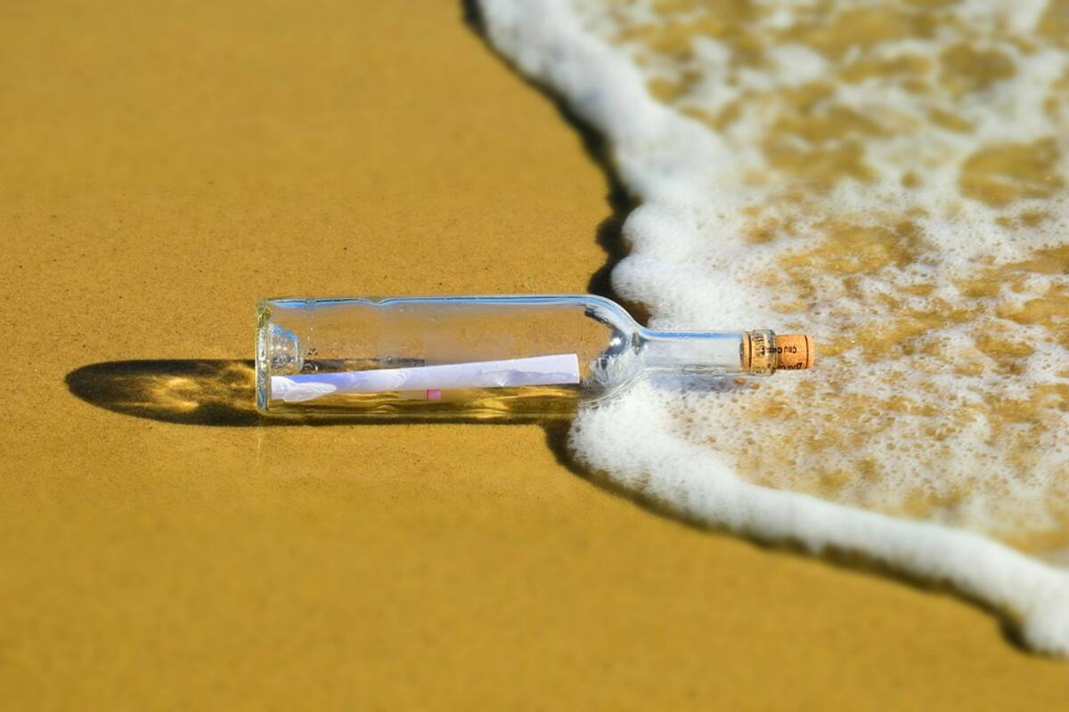Encuentra una carta en una botella en la playa