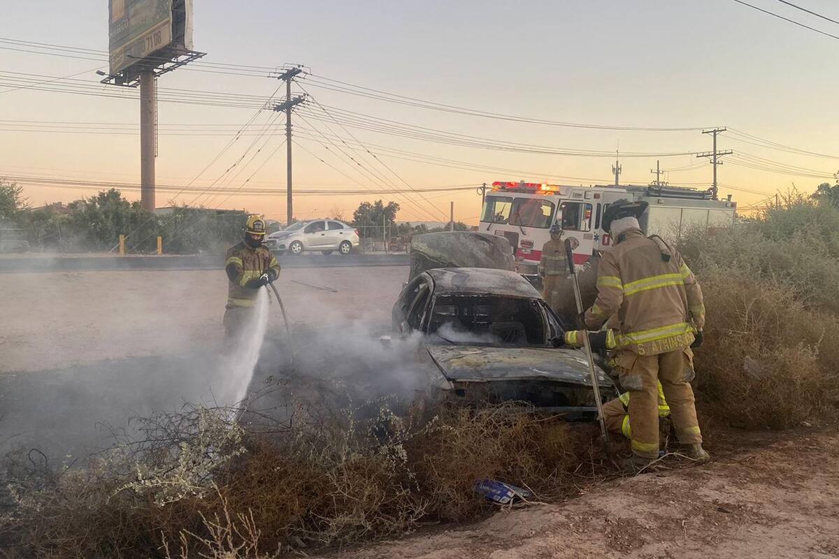 Chocan dos autos, uno se incendia