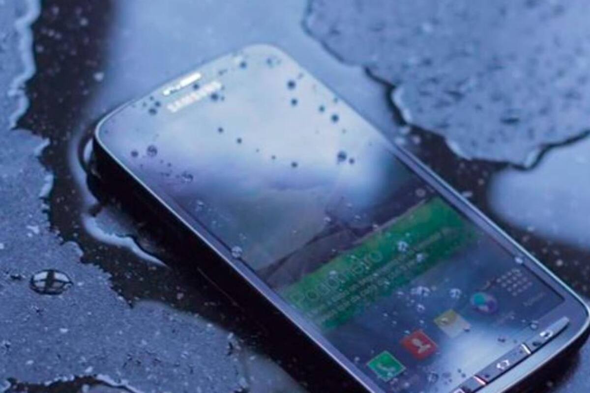 Tres técnicas para arreglar el celular si se te mojó