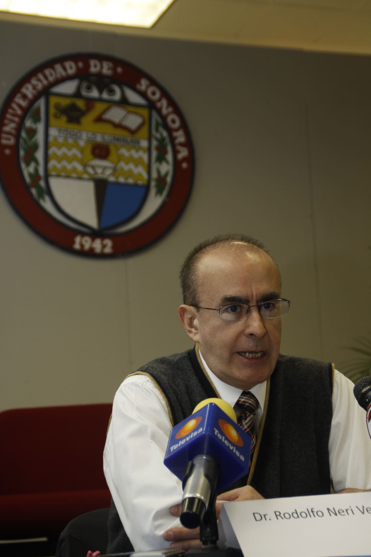 El astronauta Rodolfo Neri Vela dando una conferencia en la Universidad de Sonora. (Foto: David Arvizu)