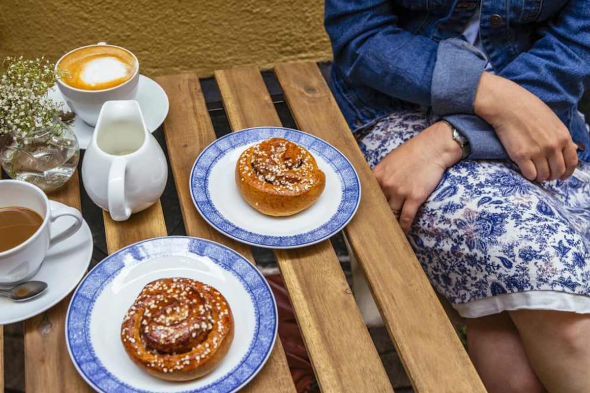 Descubre por qué “Fika” no es solo una pausa para el café, sino un ritual esencial en la vida sueca
