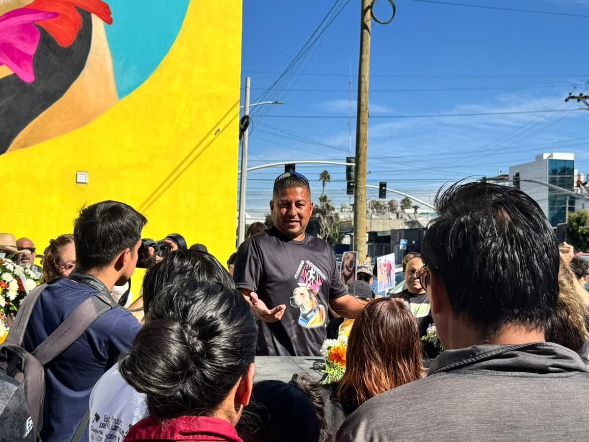 corredores, vecinos y su dueño, Héctor Hernández Salazar, realizaron una vuelta al circuito en honor a Chicles y se develó un mural dedicado al canino en contra esquina de la Avenida Revolución. Foto: Leonardo González y Carlos Cruz