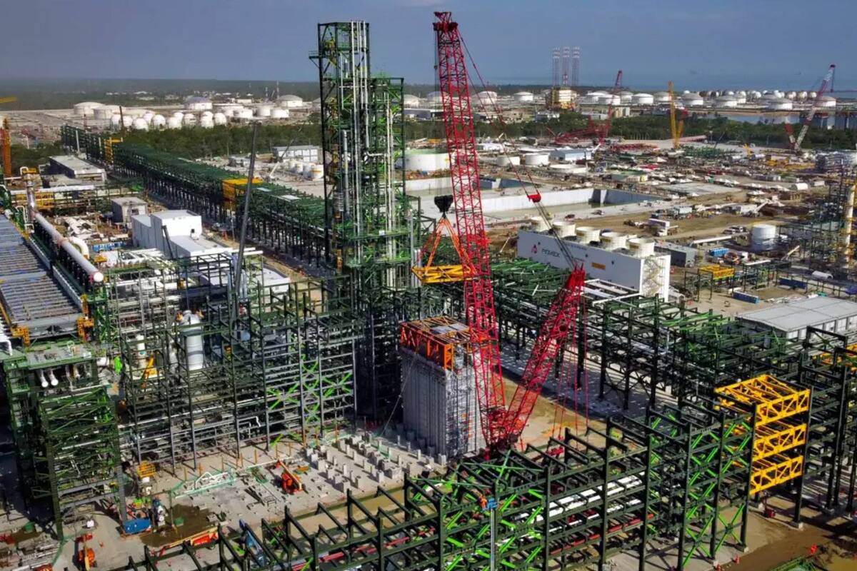 AMLO afirma que refinería Dos Bocas producirá combustible a finales de febrero