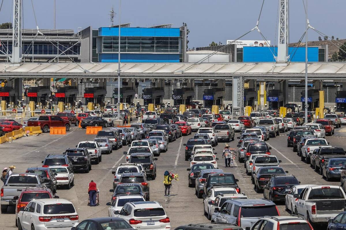 Cruces esenciales a EU requerirán comprobante de vacunación en garitas