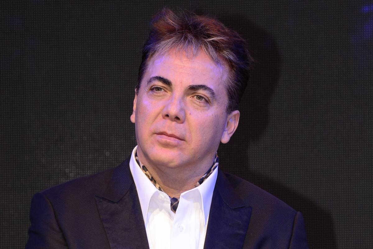 Cristian Castro regresa a la secundaria para continuar sus estudios