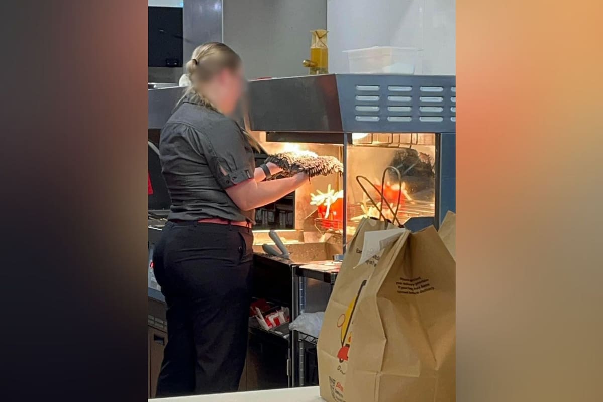 Trabajadora de McDonald’s captada secando un trapeador debajo de un calentador de papas fritas
