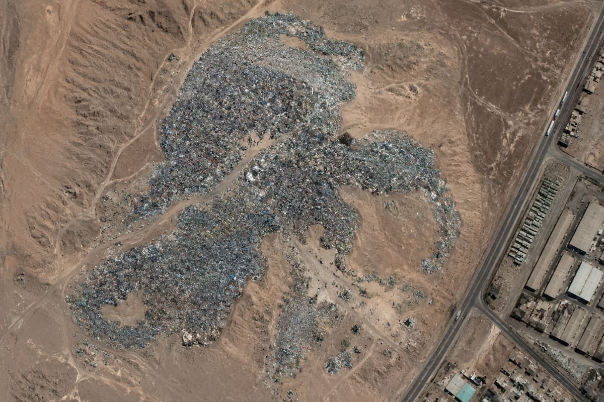 Hasta 60 mil toneladas de ropa usada llegan cada año a Chile y parte termina formando en Atacama un vertedero textil visible desde el espacio