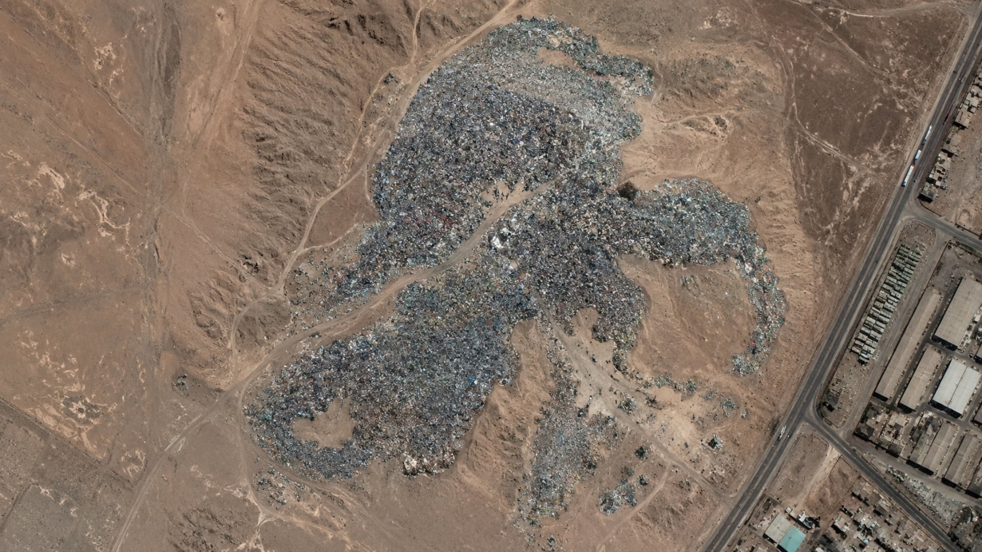 Hasta 60 mil toneladas de ropa usada llegan cada año a Chile y parte termina formando en Atacama un vertedero textil visible desde el espacio