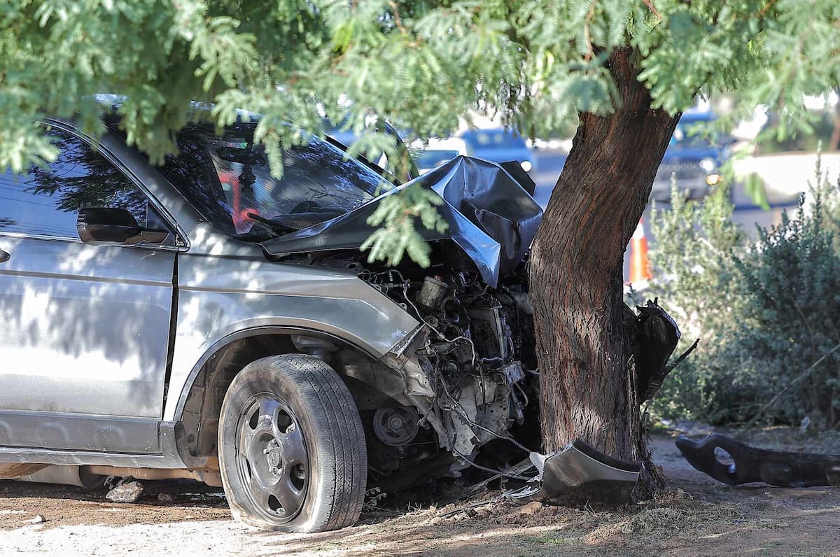 SIN HERIDOS | Una camioneta Honda, color gris, se impactó contra un árbol del camellón ubicado en la salida a Nogales, a la altura de la colonia Café Combate, en el sitio no se registraron personas lesionadas. FOTO: ELEAZAR ESCOBAR