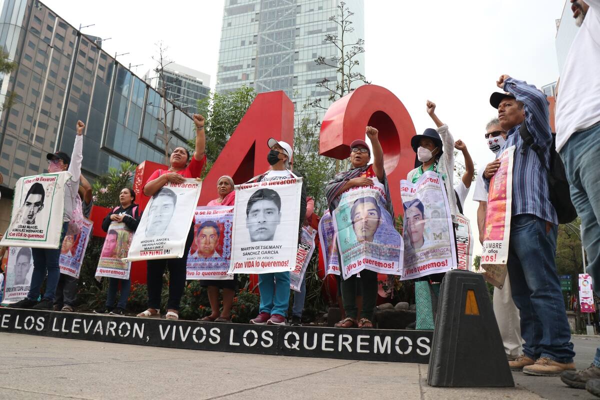Familiares de los 43 de Ayotzinapa piden reunión con AMLO antes del 2 de junio