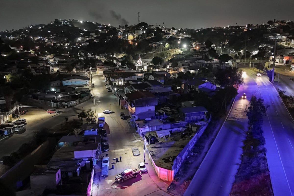 Encuentran cuerpo envuelto en cobija y con narcomensaje en Tijuana