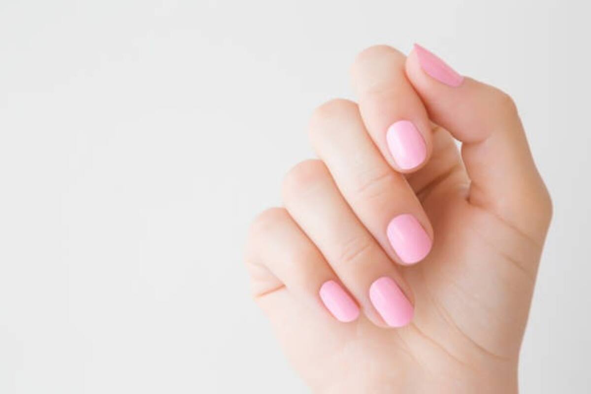 Qué significa pintarse las uñas color rosa