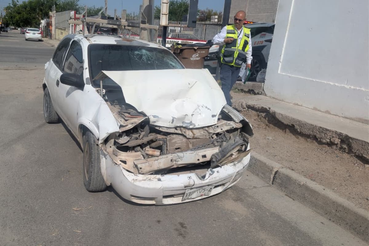 Choque entre tres vehículos deja daños materiales en Jacinto López