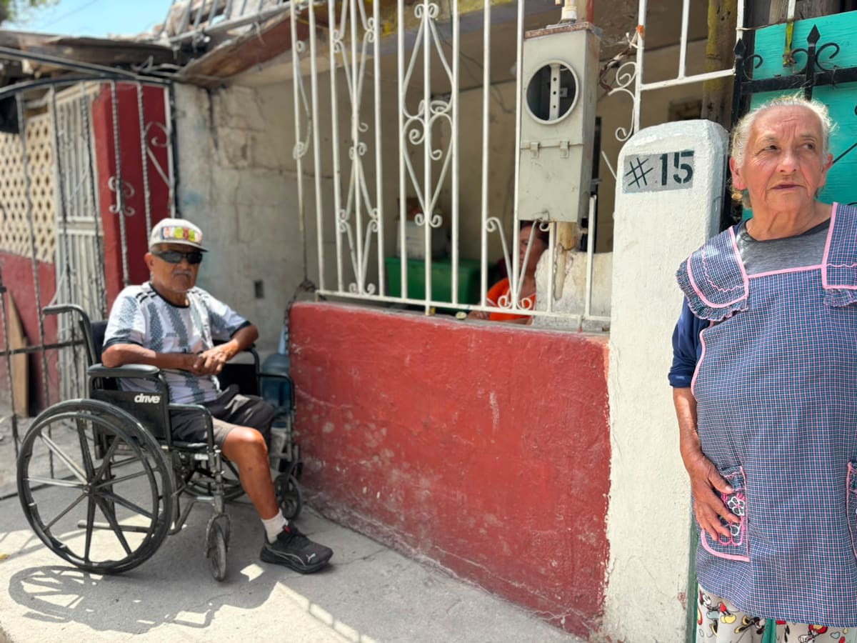 Habitantes aseguran que el paso de vehículos pesados ha agravado el hundimiento de la calle Benito Juárez y pone en riesgo sus viviendas.
Fotos: Lorena Yaneim Salinas.