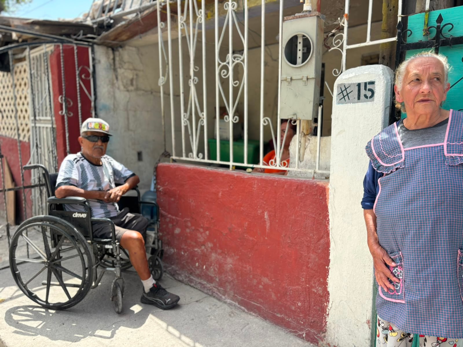 Habitantes aseguran que el paso de vehículos pesados ha agravado el hundimiento de la calle Benito Juárez y pone en riesgo sus viviendas.Fotos: Lorena Yaneim Salinas.