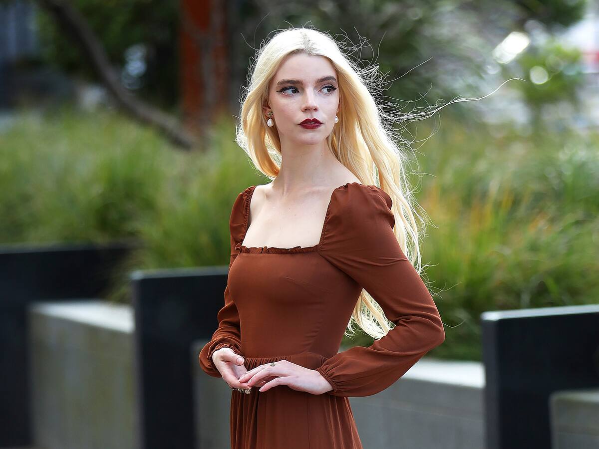 Anya Taylor-Joy posa en el área Titanic de Belfast, en el norte de Irlanda, el martes 6 de octubre del 2020. Taylor-Joy fue nombrada una de las Artistas Revelación del Año de The Associated Press para el 2020. (AP Foto/Peter Morrison)