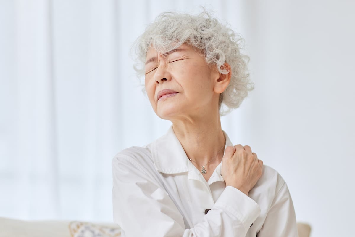 Un giro de hombros que cambia tu cuerpo: cómo un estiramiento breve puede reducir la presión arterial