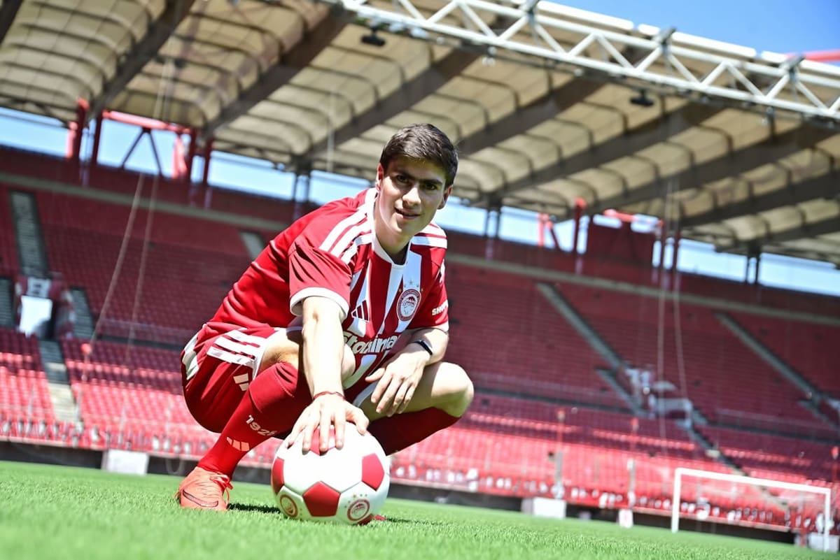 La 'Hormiga' González ya viste los colores del Olympiacos en el Estadio Georgios Karaiskakis. (Foto: IG @olympiacosfc)
