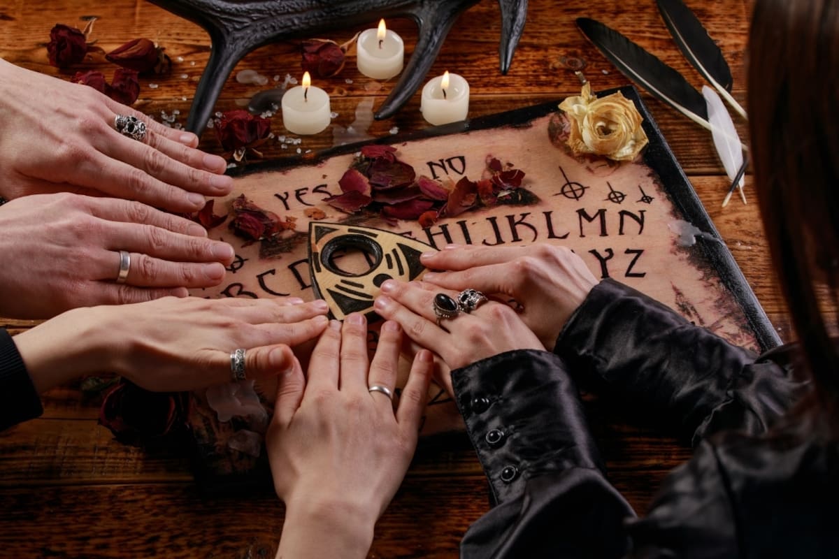 La ouija nació como un juego de salón y terminó convertida en un símbolo del terror: quién la inventó y por qué se volvió famosa