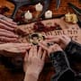 La ouija nació como un juego de salón y terminó convertida en un símbolo del terror: quién la inventó y por qué se volvió famosa