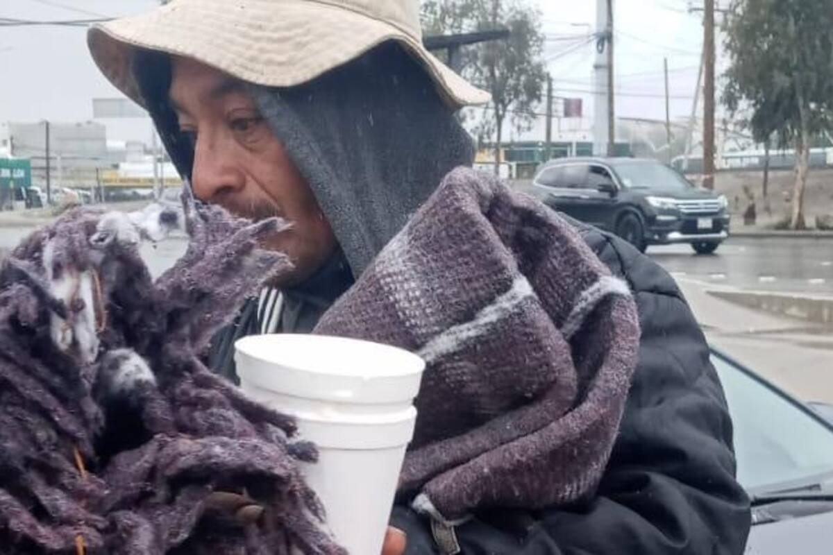 Frontera entrega cobijas a personas vulnerables de la Central Camionera en Navidad
