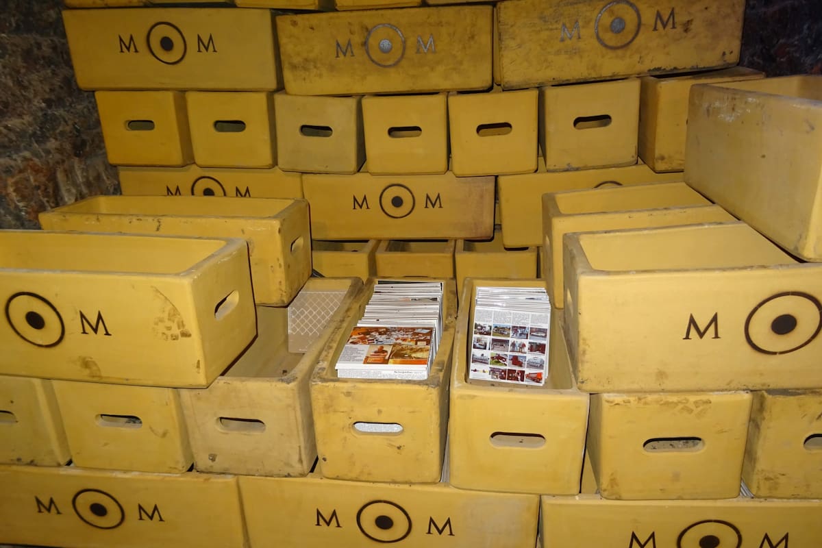 Memory of Mankind (MOM) es un proyecto global dedicado a preservar los conocimientos y la historia de la humanidad para futuras generaciones.