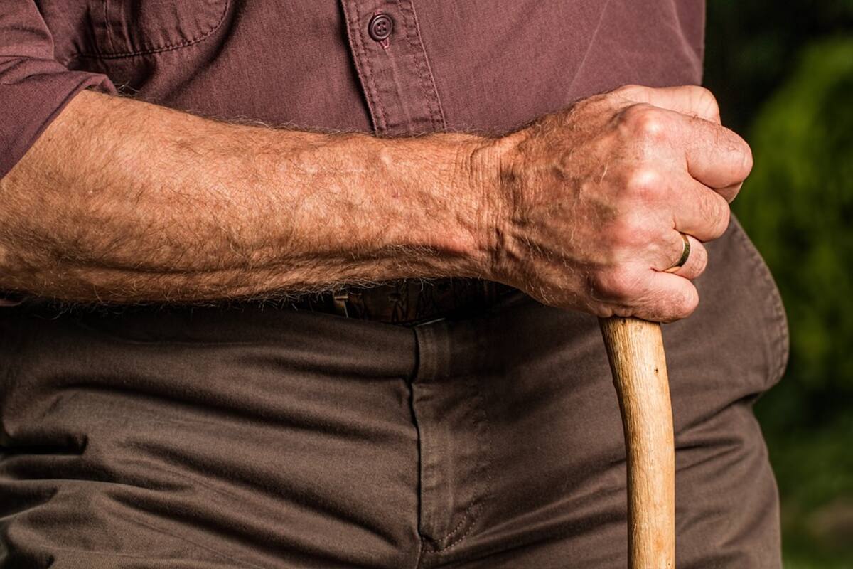 Golpean sobrinos a adulto mayor por una casa