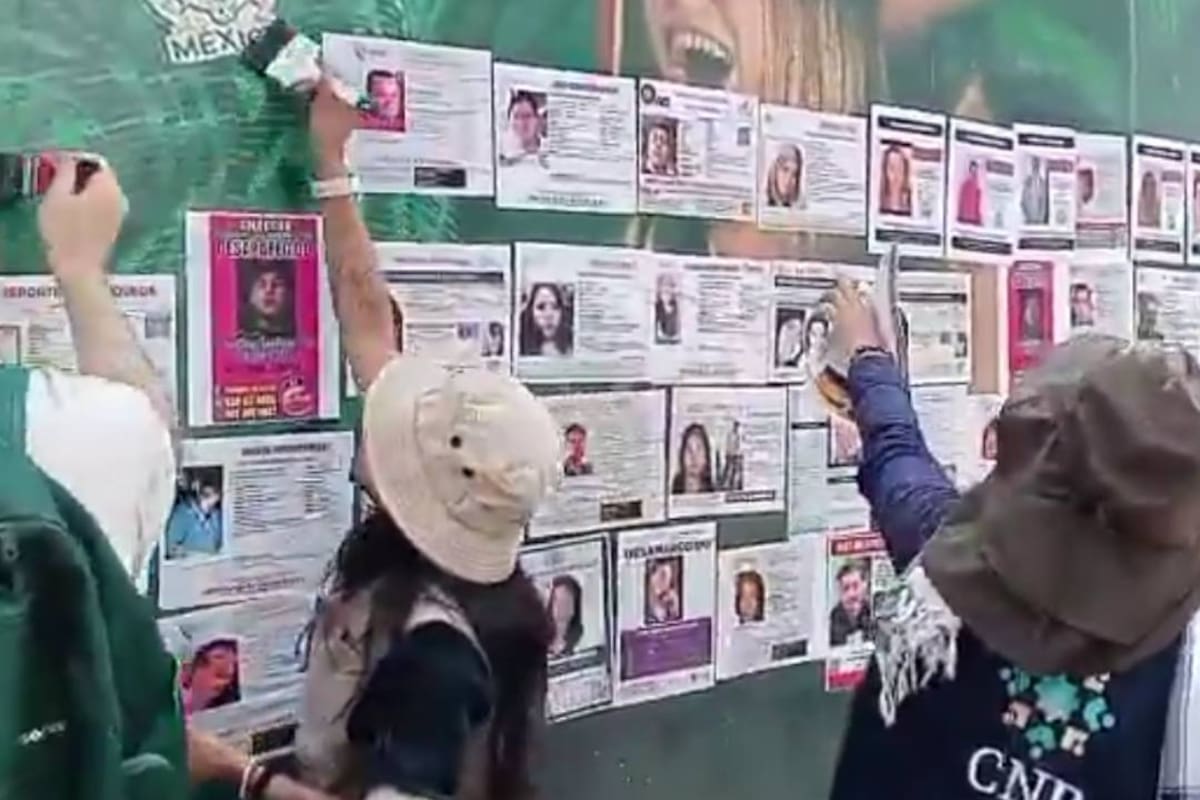 Con fichas de personas desaparecidas en México, familiares cubren muros del estadio Banorte